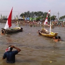 Polisi, TNI dan Nelayan Berlomba Adu Dorong Perahu
