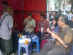 Ketika JK Jajan Mi Kocok PKL di Bandung 