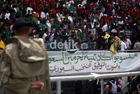 Pendukung Arab Saudi memenuhi pojok tribun GBK.