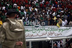 Pendukung Arab Saudi memenuhi pojok tribun GBK.