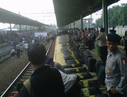 Rel di Stasiun Bekasi Diduduki Pendemo, Kereta ke Jateng Tak Terganggu