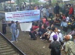 Tolak Penghapusan KA Ekonomi, Demonstran Bentang Spanduk Tanda Tangan