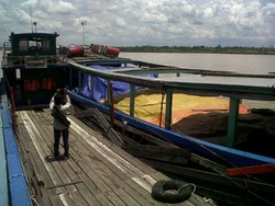 2 Kapal Motor Bertabrakan di Sungai Mahakam, 4 Mobil Tenggelam