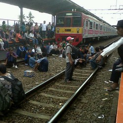 PT KAI: Demo Jangan di Rel, Membahayakan