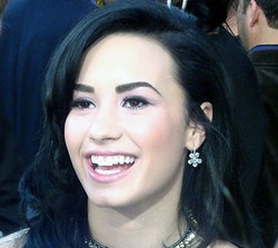 Demi Lovato Akan Berkolaborasi dengan Seorang Perempuan di Album Baru