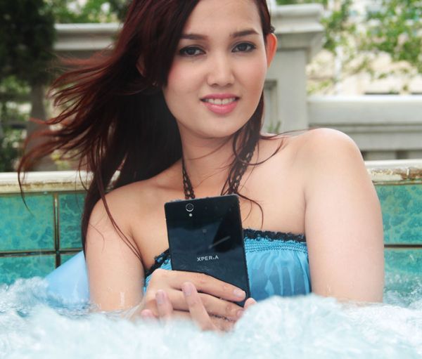 Ketika Sony Xperia Z Diajak Basah-basahan