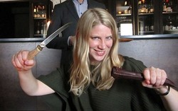 Wanita Ini Doyan Makan Kalajengking Hingga Kepala Bebek