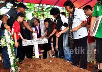 Suasana Duka di Pemakaman Ricky Jo