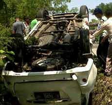 Hindari Motor Ugal-ugalan, Avanza Masuk Parit, 3 Penumpang Luka