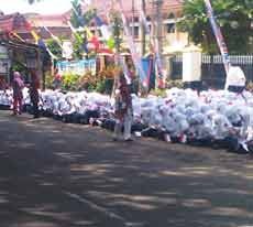 Sambut Boediono, Siswa-siswi MTsN Malang Rela Berpanas-panasan