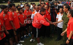 Pelatih Kepala klub Persija Jakarta, Benny Dollo menyalami Gubernur DKI Jakarta Joko Widodo, saat bertemu.