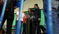 Mengenakan seragam dinas Linmas, Jokowi tiba di Lapangan Banteng sekitar pukul 16.30 WIB. Ketua Umum Persija Ferry Paulus langsung menyambut dan mendampinginya.