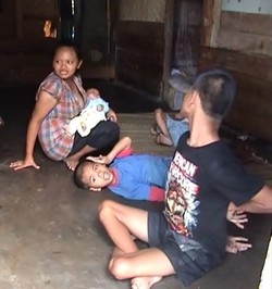 Derita Keluarga Pemulung dengan 3 Anak yang Lumpuh Setelah Demam Tinggi 