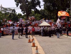 The Jakmania Geruduk Balai Kota, Lalin Medan Merdeka Selatan Tersendat