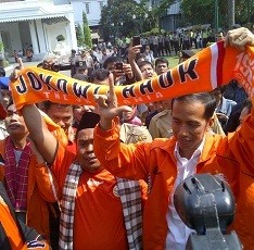 Kenakan Jaket Oranye, Jokowi Terima Kartu Kehormatan Jakmania