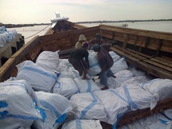 Bea Cukai Sumut Amankan Kapal Bawa Pakaian Bekas Asal Malaysia