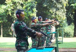 Prajurit Kolinlamil Latihan Menembak di Kopassus
