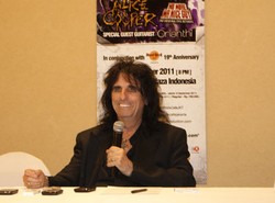 Penggemar Ingin Main Golf Bareng Alice Cooper Cukup Bayar Rp 97 Juta