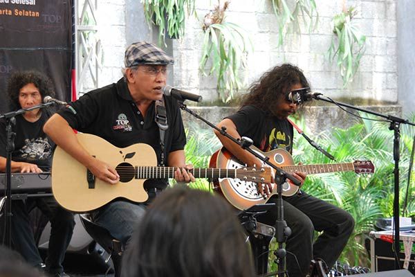 Konser Mini Iwan Fals di Rolling Stone Cafe