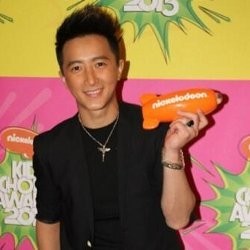Hangeng Kalahkan Psy di Kids Choice Awards