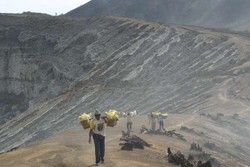 Api Biru & Bertaruh Nyawa di Kawah Ijen