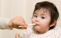 Sebagian Besar Ibu Terlalu Dini Berikan Makanan Padat Pada Bayi