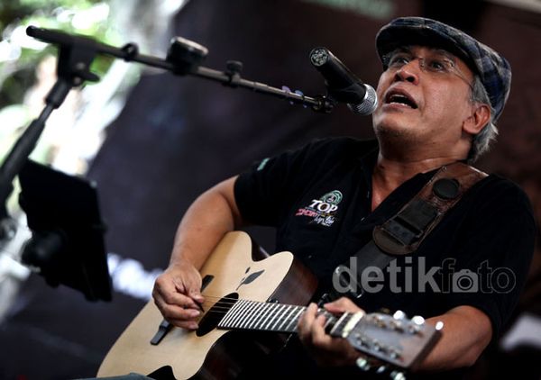 Iwan Fals Beraksi dengan Gitarnya