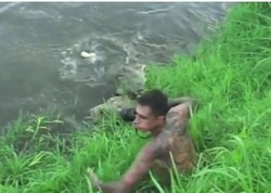 Nekat Foto Buaya, Traveler Ini Nyaris Diterkam