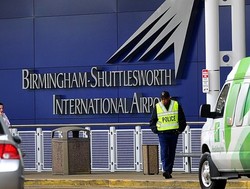 Papan Petunjuk di Bandara AS Roboh, Anak Kecil Meninggal