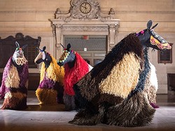 Stasiun Kereta di New York Diserbu Kuda Warna-warni!