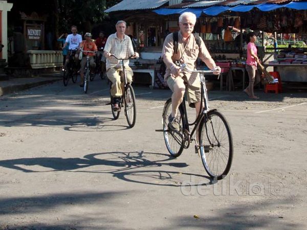 Nikmatnya Berwisata Pakai Sepeda Onthel