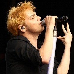 Gerard Way: My Chemical Romance Bubar, Tapi Belum Mati!