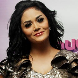 Krisdayanti Dihadiahi Raul Jam Tangan Agar Rajin Salat