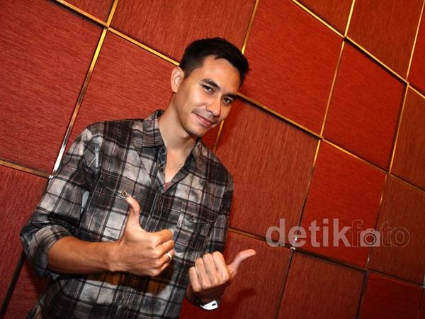 Gaya Casual Darius Sinathrya