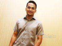 Teuku Wisnu Tebar Senyuman