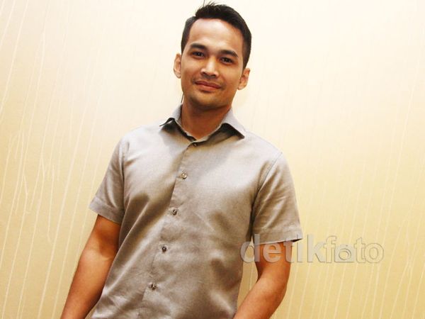 Teuku Wisnu Tebar Senyuman
