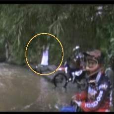 Hantu Berbaju Putih Terekam Kamera Pecinta Motor Trail