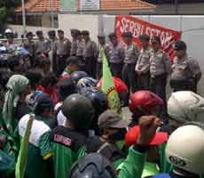 Ratusan Buruh Perusahaan Asing di Gresik Tuntut Kenaikan UMK