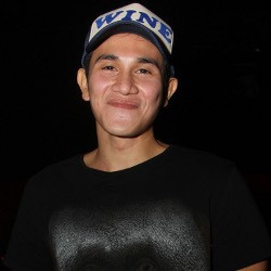 Vino Bastian Antusias Belajar Menjahit