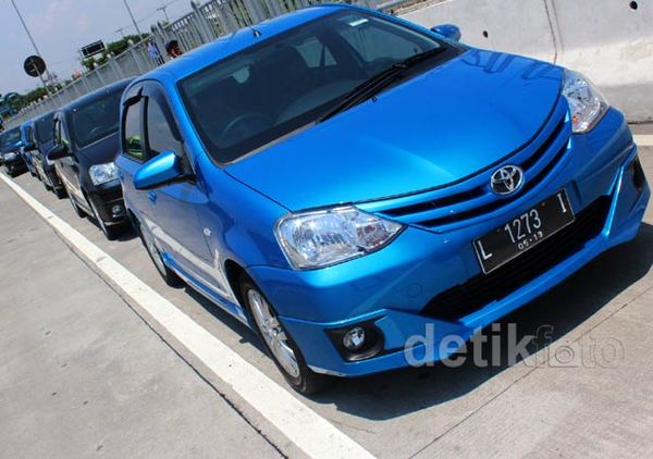Menjajal Toyota Etios