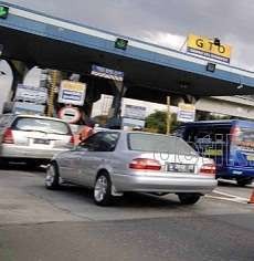 Opel Blazer Terbalik di KM 4 Tol Cikampek