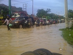 Banjir Lumpuhkan Lalu-lintas Poros Trans Kaltim Samarinda-Bontang