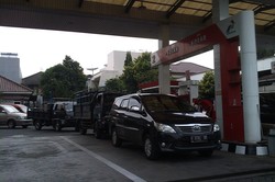 Jelang Long Weekend Terjadi Antrian Pembeli Solar di Semarang