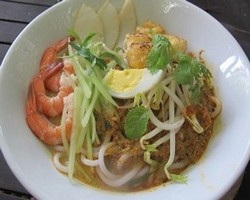 Sluurp.. Sedapnya Laksa yang Pedas & Gurih 
