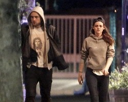 Kencan Lagi dengan Robert Pattinson, Wajah Kristen Stewart Murung 