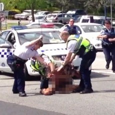 Pria Bugil Mengamuk di Jalanan Australia, Menonjok Para Pejalan Kaki