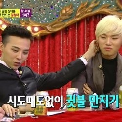 G-Dragon Senang Pegang Telinga Pacar Saat Bekerja