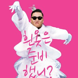 Saat Psy Bergaun Putih dan Bermahkota