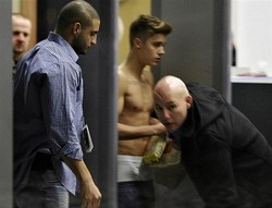Justin Bieber Masuk Bandara Polandia Tanpa Baju!