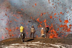 Biar Eksis, Turis Ini Nekat Foto di Depan Gunung Meletus